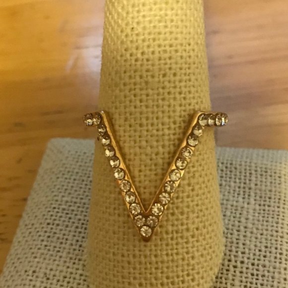 Deep V Crystal Ring - Picture 2 of 3